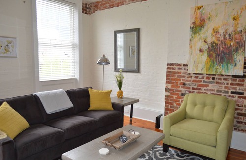 Arts/Warehouse District Condo | "Margaux" Fully renovated 2 bed/2 bath Walk to WWII, Superdome, Convention Ce
