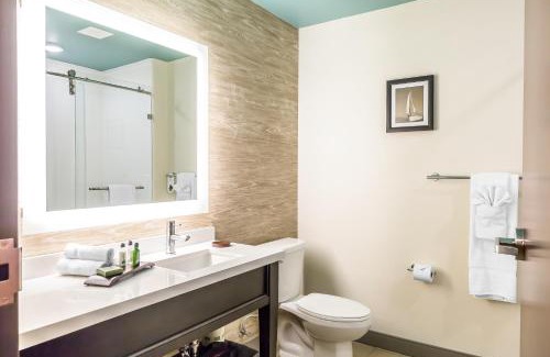 Chincoteague Hotel | Marina Bay Hotel & Suites, an Ascend Collection Hotel