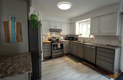 Sturgeon Falls House | Marina Boutique - Cute 2BR Rancher with HOT TUB