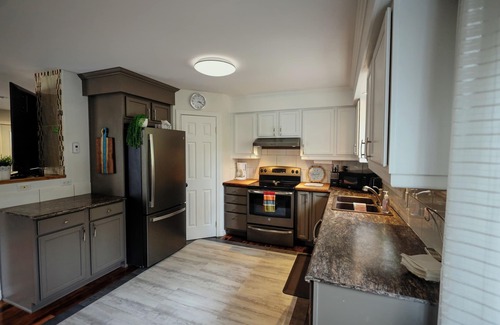 Sturgeon Falls House | Marina Boutique - Cute 2BR Rancher with HOT TUB