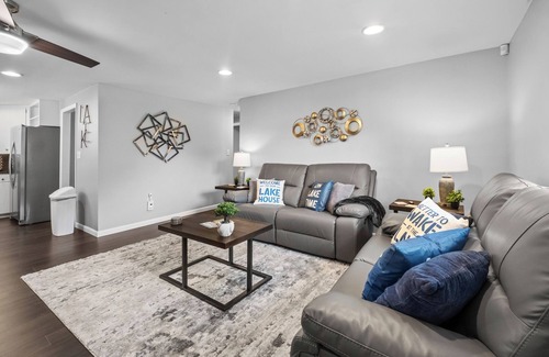 Grove House | Marina Breeze: Lake View> Central To Grove & Grand