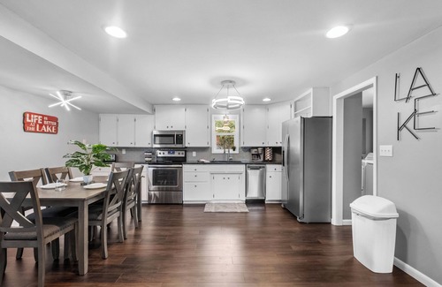 Grove House | Marina Breeze: Lake View> Central To Grove & Grand