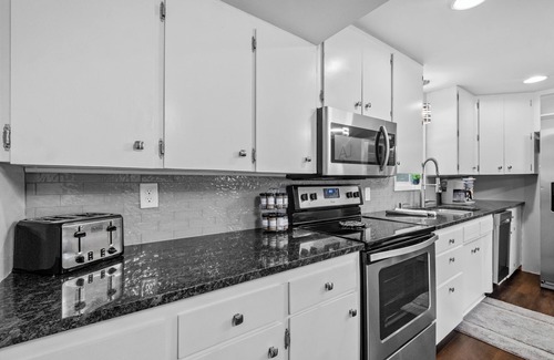 Grove House | Marina Breeze: Lake View> Central To Grove & Grand