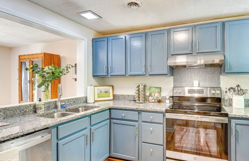 Salem House | Marina & Pool Access: Lovely Lake Keowee Townhome!