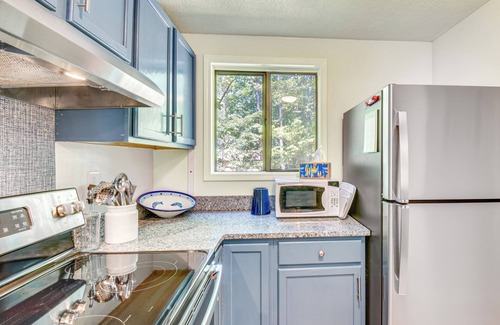 Salem House | Marina & Pool Access: Lovely Lake Keowee Townhome!