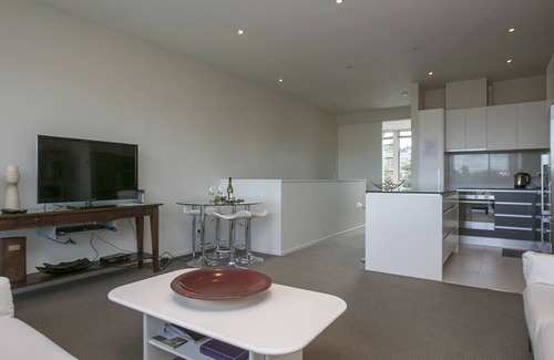 Taupo Cottage | Marinaside Villa - Taupo Holiday Apartment