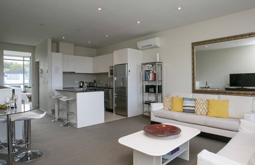 Taupo Cottage | Marinaside Villa - Taupo Holiday Apartment