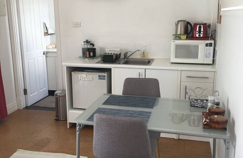 South Fremantle Apartment | MARINE TERRACE BEACH STUDIO Spring sale $155 A NIGHT! (SAVE 10%)
