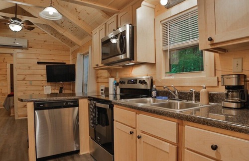 Lookout Valley Neighborhood Association Apartment | Martha Cabin | Tiny Cabin by Downtown Chattanooga