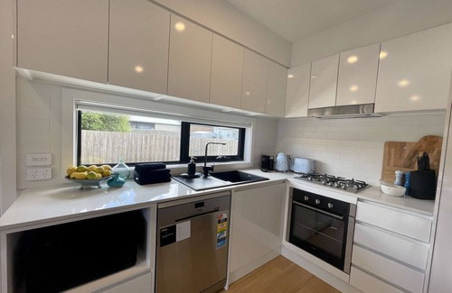 Capel Sound House | Martini Manor - Gorgeous 3 bedroom Townhouse walking distance to beach - 4pm check out on Sundays*