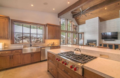 Ponderosa Palisades House | Martis Valley Modern Mansion. Tahoe Dream Home, Private Hot Tub & Golf!