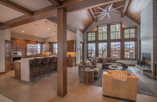 Ponderosa Palisades House | Martis Valley Modern Mansion. Tahoe Dream Home, Private Hot Tub & Golf!