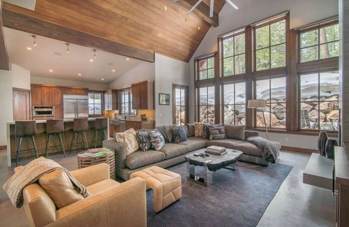 Ponderosa Palisades House | Martis Valley Modern Mansion. Tahoe Dream Home, Private Hot Tub & Golf!
