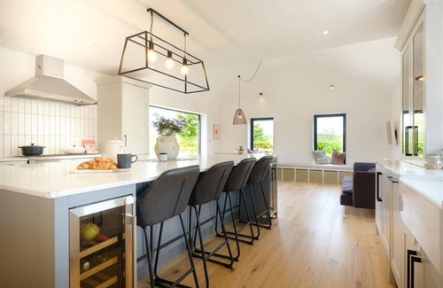 Axford House | Marvellous Marlborough Views with Hot Tub - Great walks, food and shopping