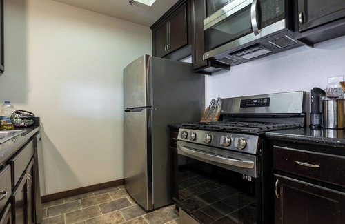 Miracle Mile Apartment | Marvelous 2BR/2BA Apartment