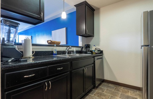 Miracle Mile Apartment | Marvelous 2BR/2BA Apartment
