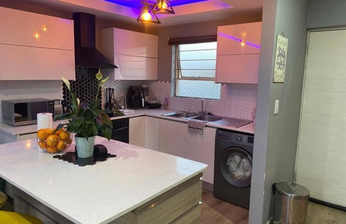 Alberton House | Marvelous Getaway Home with Fibre & 5G internet, 24 hour security in Alberton.