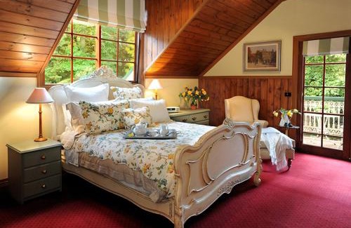 Mount Dandenong Bed & Breakfast | Mary Cards Coach House