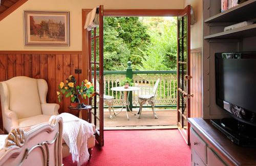 Mount Dandenong Bed & Breakfast | Mary Cards Coach House