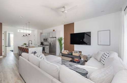 East Bank House | Massive Luxury Home w/Rooftop, Hot-tub, Game room, Mini Golf, Views, and more