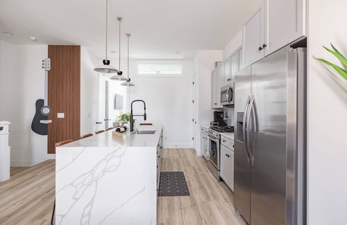 East Bank House | Massive Luxury Home w/Rooftop, Hot-tub, Game room, Mini Golf, Views, and more