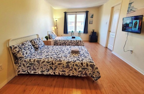Village at York University House | Master bedroom at YorkU with parking. Walk to subway