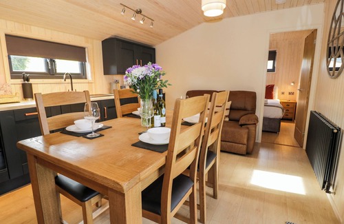 Llanelidan Cottage | MATH (LODGE 3), pet friendly, with hot tub in Corwen