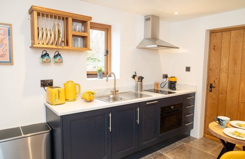 Bletchingley House | Matties Loft - peaceful, private garden/hot tub, swimming lake, Spa and wellness
