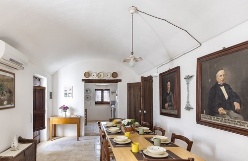 Ceglie Messapica Villa | Max 10 guests, infinity swimming pool, 5 bedrooms, 4 bathrooms, wonderful garden