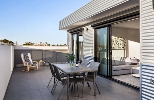 Moonee Ponds Apartment | Maximise Your Outdoor Living Experience in This Glorious 2 Bed 2 Bath Apartment
