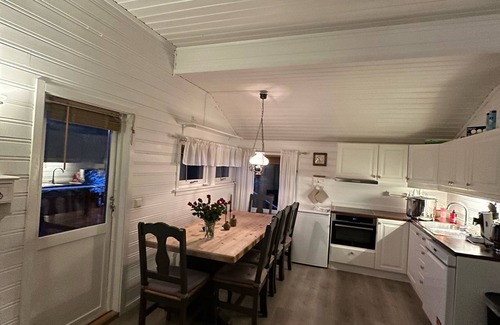 Grovfjord Cabin | Maxi’s Cabin with Sauna and Jacuzzi