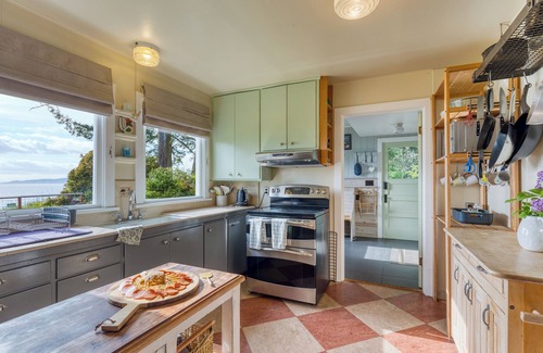 Clinton House | Maxwelton Aerie | Bluffside Retreat w/Sweeping Puget Sound Views + Firepit