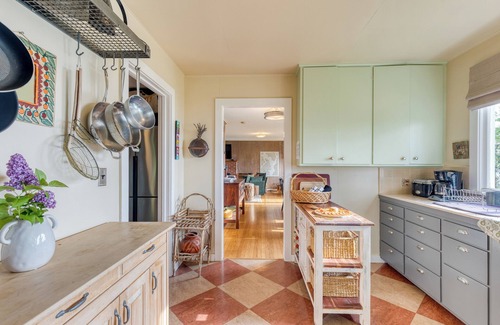 Clinton House | Maxwelton Aerie | Bluffside Retreat w/Sweeping Puget Sound Views + Firepit