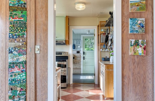 Clinton House | Maxwelton Aerie | Bluffside Retreat w/Sweeping Puget Sound Views + Firepit