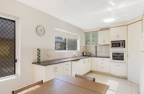 Coolangatta Apartment | Maybury Unit 1 Only 70 Metres walk to Rainbow Bay beach, Coolangatta with Wi-Fi included.