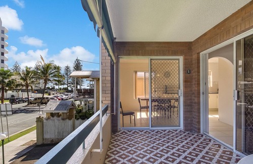 Coolangatta Apartment | Maybury Unit 1 Only 70 Metres walk to Rainbow Bay beach, Coolangatta with Wi-Fi included.