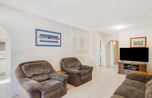 Coolangatta Apartment | Maybury Unit 1 Only 70 Metres walk to Rainbow Bay beach, Coolangatta with Wi-Fi included.