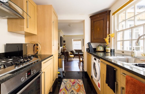 Mayfair Apartment | Mayfair Centre 3-Bed 6-Guest Penthouse w/Patio & AC Berkeley Square