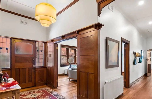 St. Kilda East House | "Mayfair" it is! Massive A+ Edwardian 4 Bdr Home, sleeps 8. A+ stay.