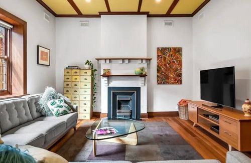 St. Kilda East House | "Mayfair" it is! Massive A+ Edwardian 4 Bdr Home, sleeps 8. A+ stay.