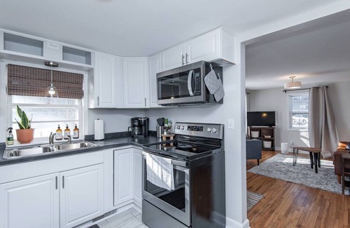 Kutzky Park House | Mayo Discount! 2 main floor bedrooms and bath. Recliner. 6 blocks to Mayo Clinic
