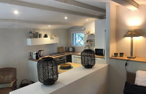 Lorgues Cottage | Mazet Provençal, in the shade of oak and olive trees: the flavor of the moment.