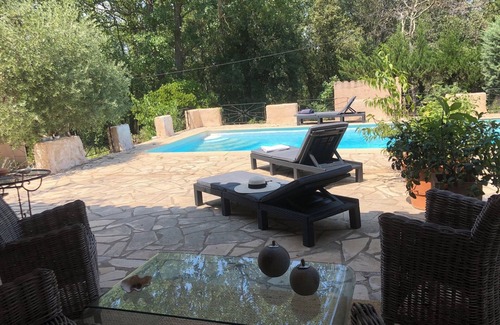 Lorgues Cottage | Mazet Provençal, in the shade of oak and olive trees: the flavor of the moment.