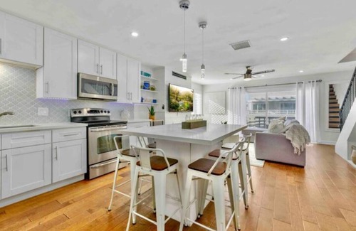 Central Mission Beach Apartment | MB 2 Condos 4BR/4BA+Loft+Huge Rooftop Deck by Sand