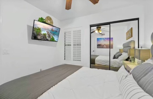 Crown Point Condo | MB Contemporary 4BR/3BA Steps to Sand with Garage