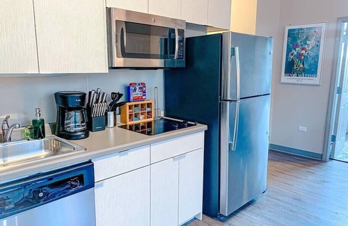 Near South Side Apartment | McCormick Place 2br/2ba with optional parking and sleeps 6