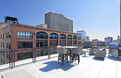 Near South Side Apartment | McCormick Place 2br/2ba with optional parking and sleeps 6