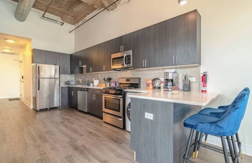 Prairie District Apartment | McCormick Place 3b/2b family oasis with optional parking for up to 10 guests