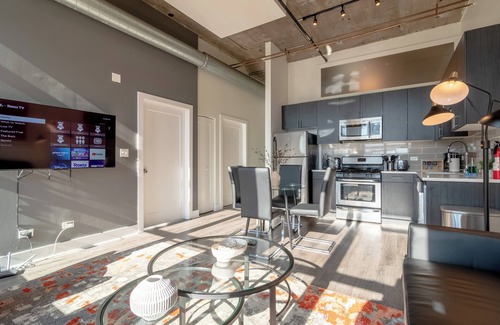 Near South Side Apartment | McCormick Place city view 2br/2ba with optional parking/sleeps 6