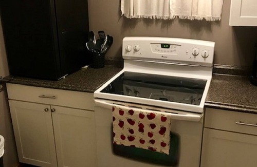 Glouster House | McDonald Inn 15 Min from Ohio University, 25 min to Hocking Hills, Hot Tub